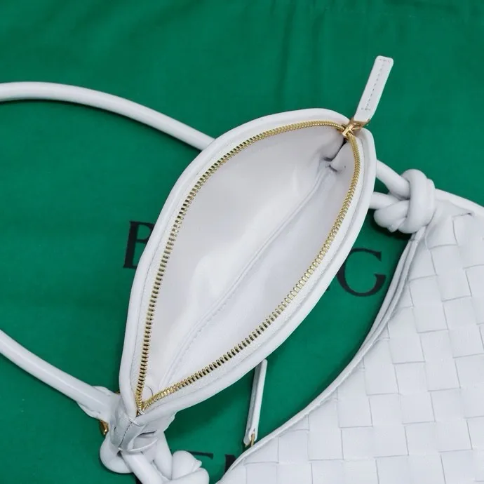 Batch 1460 Bv Shu Qi's same "Gemelli" twin bag 776764 locked in advance 24 years of hot style 💕 Gemelli is made up of two half-moon-shaped bags paired together, with the brand's iconic intrecciato woven sheepskin, equipped with a detachable tubular handle, which can be used as a clutch, on the shoulder or by flipping the small crescent moon as a handle, or as a long shoulder strap 🉑️Crossbody The dual design has a personalized yet charming attitude, and the eye-catching visual impact brings an elegant and fashionable feeling. It is a bag worth buying💥There are 3 sizes to choose from.  Size: 24.5x19x7, plus long shoulder strap ➕80 Model: 6764